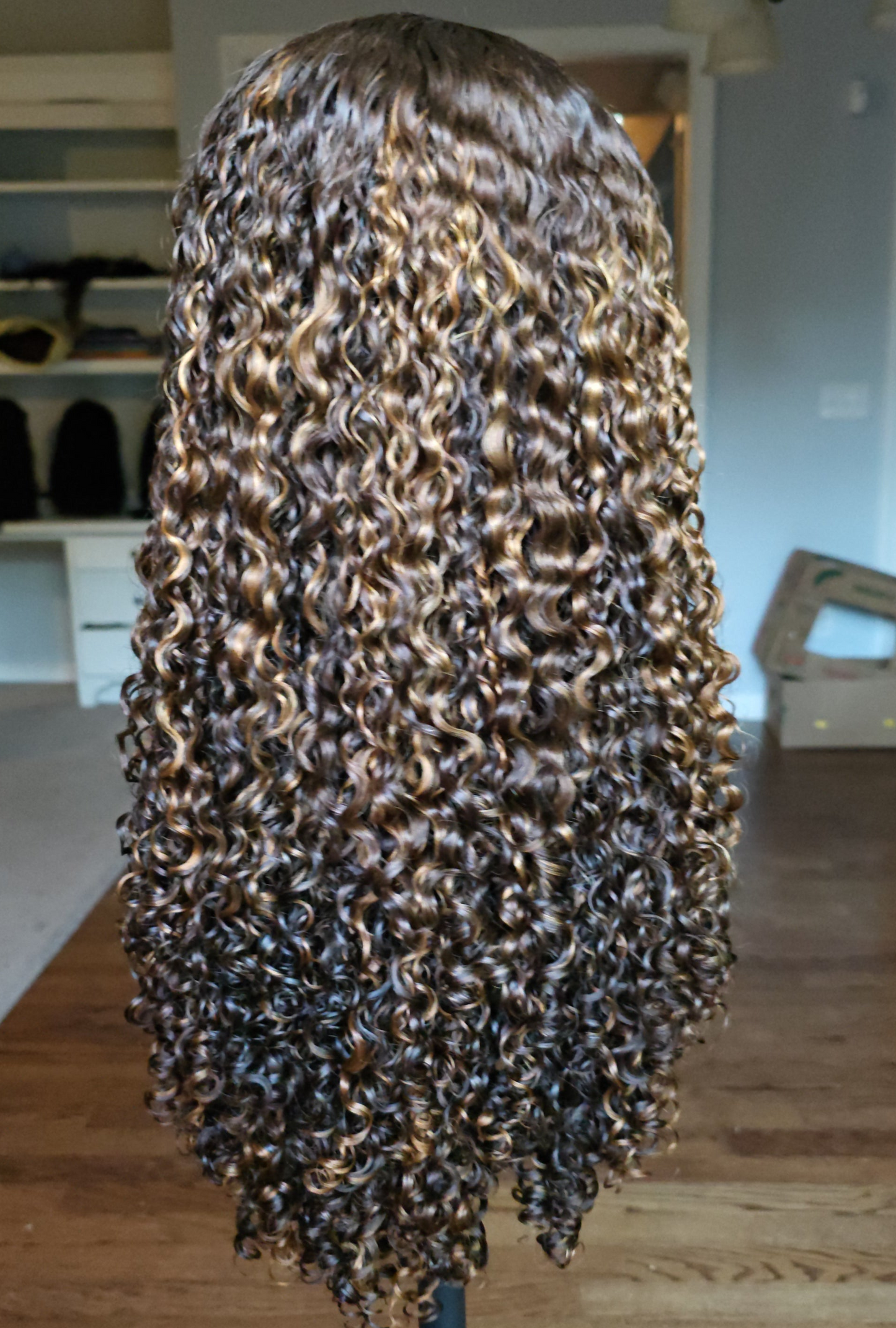 20"PIXIES CURL, 300g with a 5x5 Closure